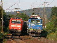 Bild 10  Während 1020 041 am Abend des 15. Juli 2007 einen privaten Güterzug nachschiebt, rollt 185 010 mit Kesselwagen gleich durch den Laufacher Bahnhof.