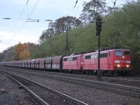 Bild 21  Im November 2009 musste ein "Jumbo" im Bahnhof Laufach auf Gleis 4 auf Schub mit zwei weiteren Loks am anderen Ende des Zuges warten. Damals waren gleich zwei Farbsonderlinge der Lok-Baureihe 151 - 151 021 und 151 086 als Zuglok angehängt.