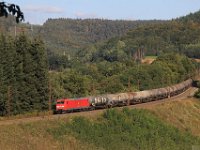 Bild 40  145 040 mit einem Kesselwagen-Zug rollte im Herbst 2013 am Block Hain vorbei Richtung Laufach Bahnhof.