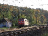 Bild 48  Herbstliche Stimmung an der Lokführerbude in Laufach – 151 048 wartet am 18.10.2013 auf nächste Schubaufgaben. Im Juni 2017 wird dieses Bild Geschichte sein.