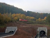 Bild 6  151 006 fuhr im Oktober 2016 nach erfolgreichem Schub wieder zurück zu Tale, als im Bereich Block Hain die Neubaustrecke mit Tunnel Metzberg überquert wurde.