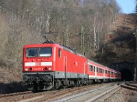 Bild 77  143 077 war am 25.02.2006 gerade durch den Schwarzkopftunnel gekommen und als RB nach Aschaffenburg unterwegs… Noch Lokbespannt mit n-Wagen, was heute längst der Vergangenheit angehört.